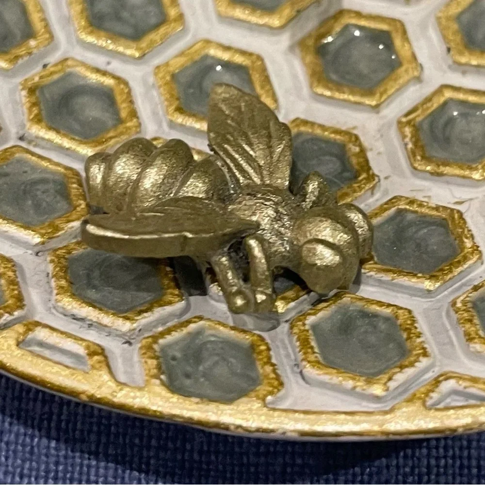 Honeycomb Plate Ring Holder with Bee & Hive - Picture 2 of 14